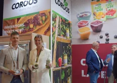 Niek van den Bos en innovatiemanager Lindy Coole Coroos Conserven showen de saladeboosters, dressings op basis van peulvruchten die salades verrijken met plantaardige eiwitten