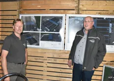 Michael van de Waal en Remko Dijksman van Gebar mogen bij Agro Duiveland 2.000 zonnepanelen op het dak installeren