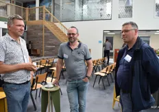 Kris Ruysen van Proefcentrum Fruitteelt met Marco Kosten en Jaco Zandee van Vogelaar Vredehof