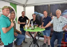 Een verkoelend ijsje bij PPA: Rinus Geluk, Hans Vogelaar, Rogus Vonk, Siem Beers, Jan van Strien en Kees Broersen