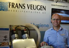 Rob Veugen van Frans Veugen Bedrijfshygiëne toont de Synofag. Een apparaat voor het vernevelen van kiemremmers.