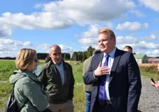 Gerrit en Els in gesprek met de minister van Landbouw Antti Kurvinen die zelf in deze streek Kauhava opgroeide. 
