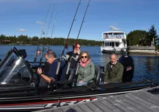 Per speedboot de Finse meren op om op snoeken en heek te vissen
