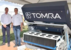 Wouter Oers, Christian Hofsommer van Tomra. Poseren bij de Tomra 3a, voor het sorteren van ongewassen aardappelen. De eerste stap in het productieproces.