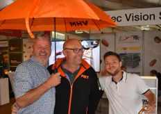 Andries Gunter, Piet Vader en Hugo Huijbers. Piet Vader van VHM redde ons van een nat pak met de originele VHM paraplu. Bedankt Piet!(foto: Robert Hoenderdos van VAM)