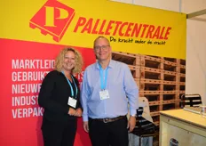 Claudia Voll en Sam Neijt van Palletcentrale Groep.