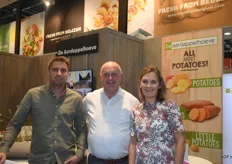 Wouter Devlies, Bart en Ellen Nemegheer van De Aardappelhoeve kijken tevreden terug op de afgelopen Fruit Attraction