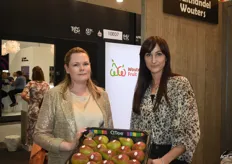 Silke Wouters en Anastasia Antsipava van Fruithandel Wouters poseren trots met de pas geplukte Qtee-peren, die dit seizoen 'een uitzonderlijke brix-waarde' hebben