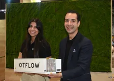 Otflow had dit jaar geen stand, maar Tania Brito Castillo en Jurgen Schouten liepen wel over de beurs om geïnteresseerden te woord te staan met hun model container