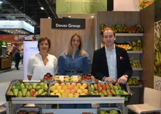 Annick Boussier, Ine Bleukx en Louis De Cleene van Devos Group poseren met onder meer haar paradepaardje de Rubis Gold. Deze appel, waar Devos exclusief distributeur binnen de Benelux van is, was ook genomineerd voor de Fruit Attraction Innovation Award.