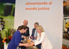 Janine Luten en Richard Schouten overhandigen Roel Nieuwenkamp en Nina Berendsen van de Ambassade een fruitmand met Nederlandse producten