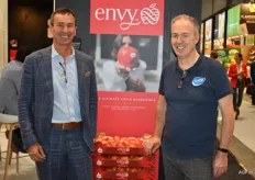 Didier Groven en Carl Van Rompaey van Enza Fruit poseren bij de Envy-appel