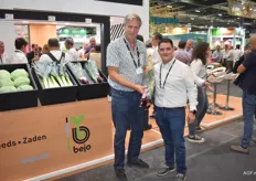 Siem Beers van plantuienbedrijf Broer in de Bejo-stand met zijn Spaanse collega José Antonio Aparicio