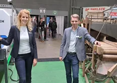 Ronald Koers en Tessa Klaver van Schouten Agri Sorting Solutions. Rechts de machine waar ze mee begonnen zijn en links nieuwste machine