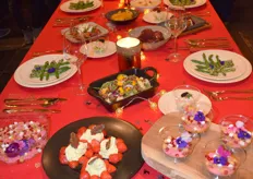 Op een gedekte kersttafel staan voorbeelden van eenvoudig klaar te maken gerechten met een luxe uitstraling
