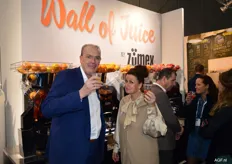 Dietrich Zaaijer en Mariska Zaaijer van Zumex Nederland. Bij de Wall of Juice.