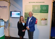 Nicole van Dinther en haar collega van Paardekoper. RETHINK packaging is de nieuwe slogan van paardekoper. Een nieuwe kijk op verpakkingen.