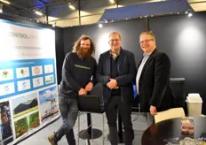 Tim Moerman van biologisch fruitteeltbedrijf Ter Linde op bezoek bij Arie Maris en John Hendriks van Control Union Certifcations