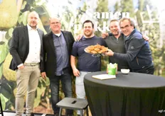 Een heerlijke bolus halen bij FruitMasters: John van Os, Jan de jonge, Matthias Timmer, Jaap Zandee en Henk Nooteboom deelden ze uit