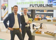 Solidus Solutions: Dominicus Tennema en Derk Troostheide poseren bij de Futurline kartonnen AGf verpakkingen.