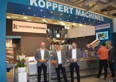 Sebastien Linnenbank, Paul Koppert en Patrick ten Have van Koppert Machines. Achter hen de multipacker XS voor wegen en verpakken in verschillende toepassingen.