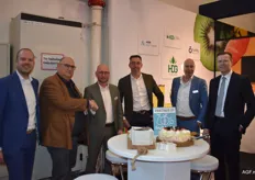 En dat werd gevierd! Van links naar rechts: Stefan Loos (HDG), Harrij Scheitz (Fruit Tech Campus), Leander van Bellen (HDG), Walter van Dijk (Rabobank), Stijn Verstijnen (HDG) en Kees de Kat (FruitMasters)