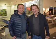 Mike Beentjes en Carel Jansen aan het 'inkopen' in de machinehal