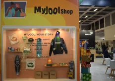 Alle nadruk op merchandise rondom leefstijl om het product aan de (jonge) man te brengen door Myjool (Portugese dadels)