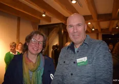 Simone Varekamp van Vers van Voorne met Coen van der Pol die bedrijfsleider van snijderij Puur Ambacht van Postuma is.