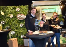 Rootz maakt vleesvervangers van Jackfruit, hier Rogier Schat, Mirthe Gijsbers en Fleur Stoffelen die de bezoekers er alles over vertellen