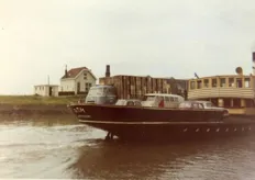 Op de boot van Hellevoetsluis naar Middelharnis nieuwe aardappelen laden, rond 1960