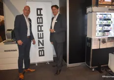 Haye de Jong (links) en Dennis van Tol (rechts) van Bizerba tonen hun aanbod weeg- en snijapparatuur. "Ons speerpunt is de kantelcompensatie", aldus Haye. 