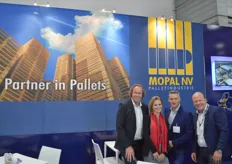Partner in Pallets. Het enthousiaste Mopal team. Mopal heeft vestigingen in Nederland en België.