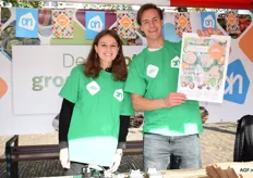Juliette Valkier en Reinoud Eerden verkopen de groentezakken die bezoekers voor 5 euro mogen vullen