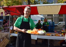 Rob Witmer van Vezet (Tuinderij Vers) loopt over de markt om bezoekers te laten proeven van groentesnacks