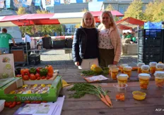 Jonge ondernemers Femke van Oijen en Laura van Oijen met gezonde tussendoortjes van groente