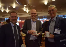 Ad Klaassen en Wim Rodenburg van DPA aan de koffie met Floris Leijdekkers, ketenmanager tuinbouw van het ministerie LNV.