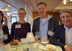 Alexandra Platen (Landgard OG), Lisa Kloke (BVEO) en de heren Gerd Traub en Reiner Reuss (vitfrisch Gemüse-Vertrieb) uit Duitsland nemen een broodje