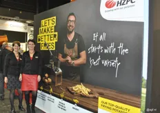 Janny van der Weide en Annachien Stok van HZPC vertellen over de nieuwe fritessnijder voor het maken van verse friet. Het model voor de campagne is Milos, de Servische agent van HZPC.