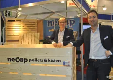 Patrick Kort en Piet Broers van Necap Pallets en Kisten. Ze namen een greep uit hun assortiment mee naar de beurs, waaronder een demontabele kist speciaal ontwikkeld voor containervervoer.