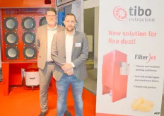Guillaume Van Mastrigt en Pascal  Geerdinks van  Tibo Luchttechniek. Achter hen de Filterjet, een  plug  & play  unit om  fijnstof te filteren d.m.v. bronafzuiging.  De  filters  worden  met perslucht  automatisch  gereinigd.