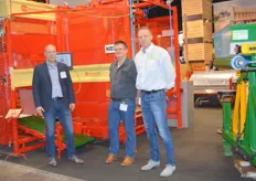 De Potato Tech Alliance is een samenwerkingverband tussen Kloppenburg en Pim Machinery. Bart Kloppenburg, Gerrit Postmus en Jouke van der Meer van PIM en Kloppenburg poserend voor een Kloppenburg palletiseermachine.