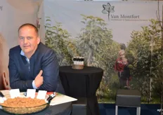 Guus van Montfort van vruchtbomenkwekerij Van Montfort had heerlijke pepernoten meegenomen voor de Belgische bezoekers. Hij presenteerde de nieuwe Malus Geneva onderstammen waar hij de licentiehouder van is.