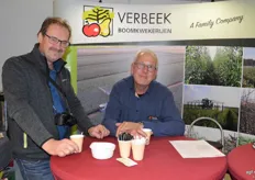 Bezoeker Hans Vijverberg van Helicon even op bezoek in de stand van Verbeek Boomkwekerijen bij Arie van de Berg. Hij mag over een half jaar met pensioen.
