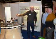 Willy VanderLinden van Agrosoft geeft uitleg aan bezoekers over de optische sorteermachine die sorteert op diameter en kleur.