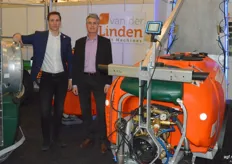 Richard van der Linden en Jos Heijstee bij een Lochmann spuitmachine, verkrijgbaar bij Van der Linden Machines. 