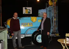 Franck Rochard van het Franse bedrijf Pulve S21 Grand Ouest samen met Fruitteler Marc Avermaete, die deze spuitmachine in gebruik heeft en tevens als tolk de fransman helpt met de verkoop in Vlaanderen.