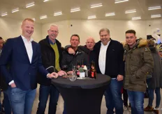 Jeroen van der Beek en Hans Dodewaard van Veiling Zaltbommel (links) aan tafel met Robin den Jong, Robert Vissers, Emke van Hezik