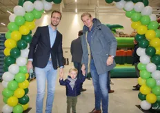 Daan van der Giessen van SanLucar met zoontje Ties en zwager Jordi Fijnheer van FruitPro