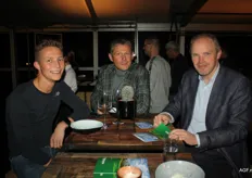 Arie van den Heuvel en Jan van den Adel van Direct Source International aan tafel met een vertegenwoordiger van Gemeente Kampen